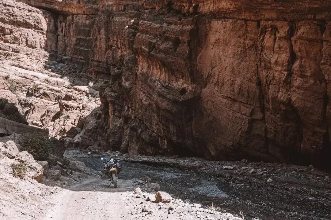 Camino por el fondo de las gargantas del Todra