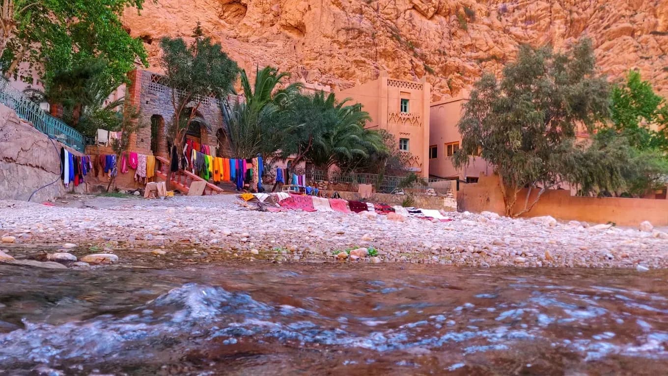 Orilla del río en las gargantas del Todra