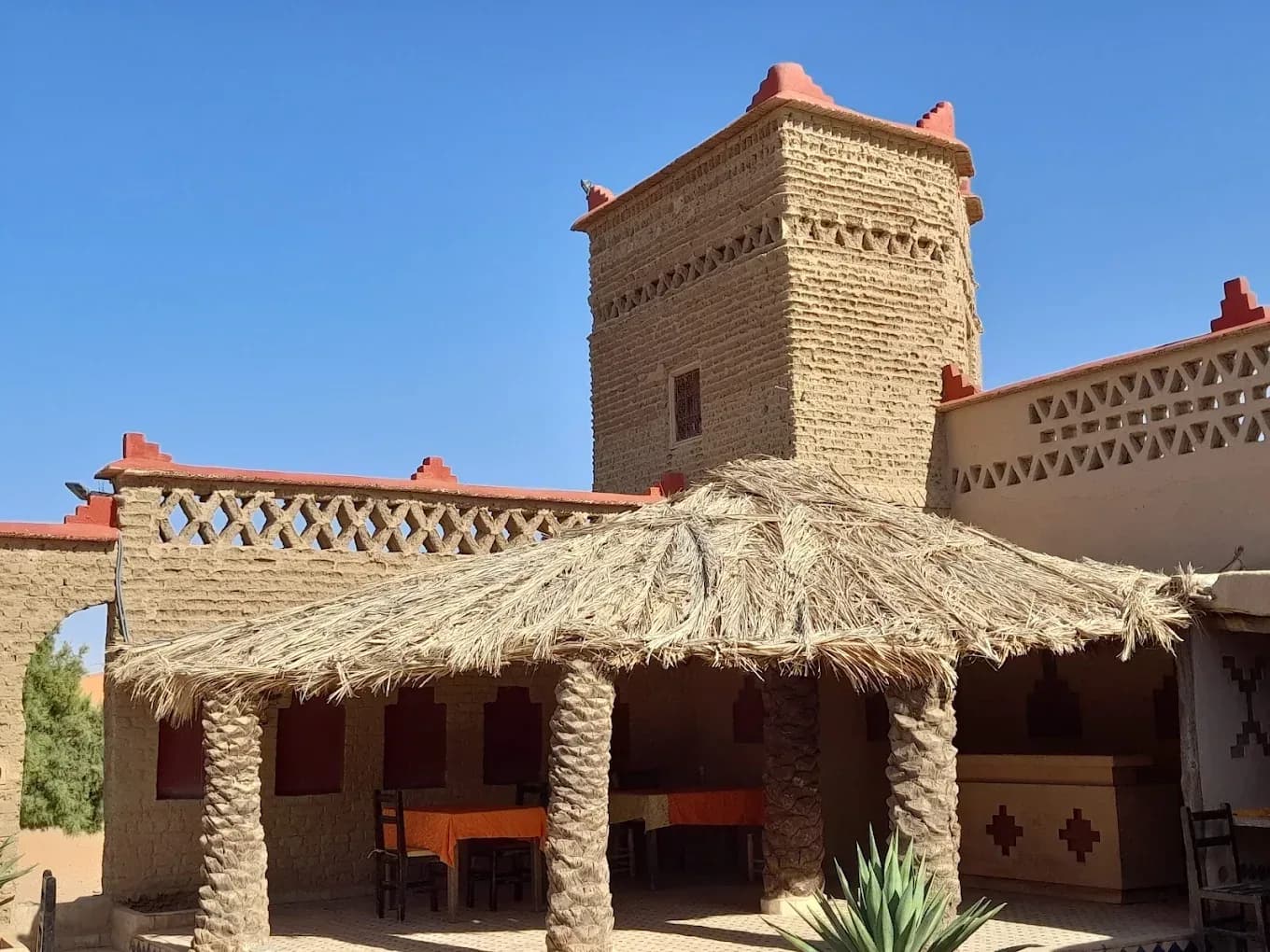 Kasbah con torre y terraza en el valle del Dades