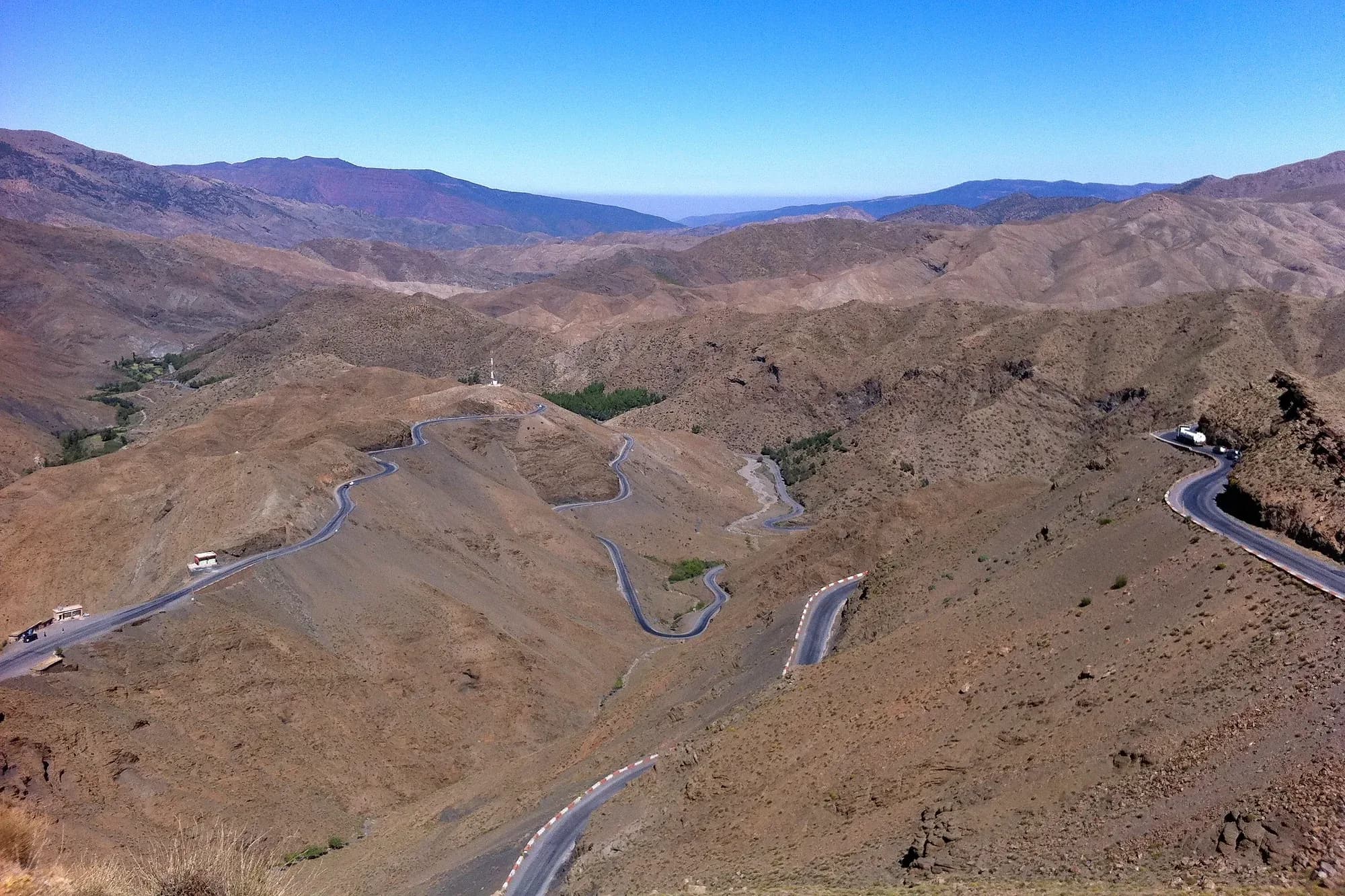 Carretera serpenteante del puerto de Tizi n'Tichka en el Alto Atlas bajo cielo azul