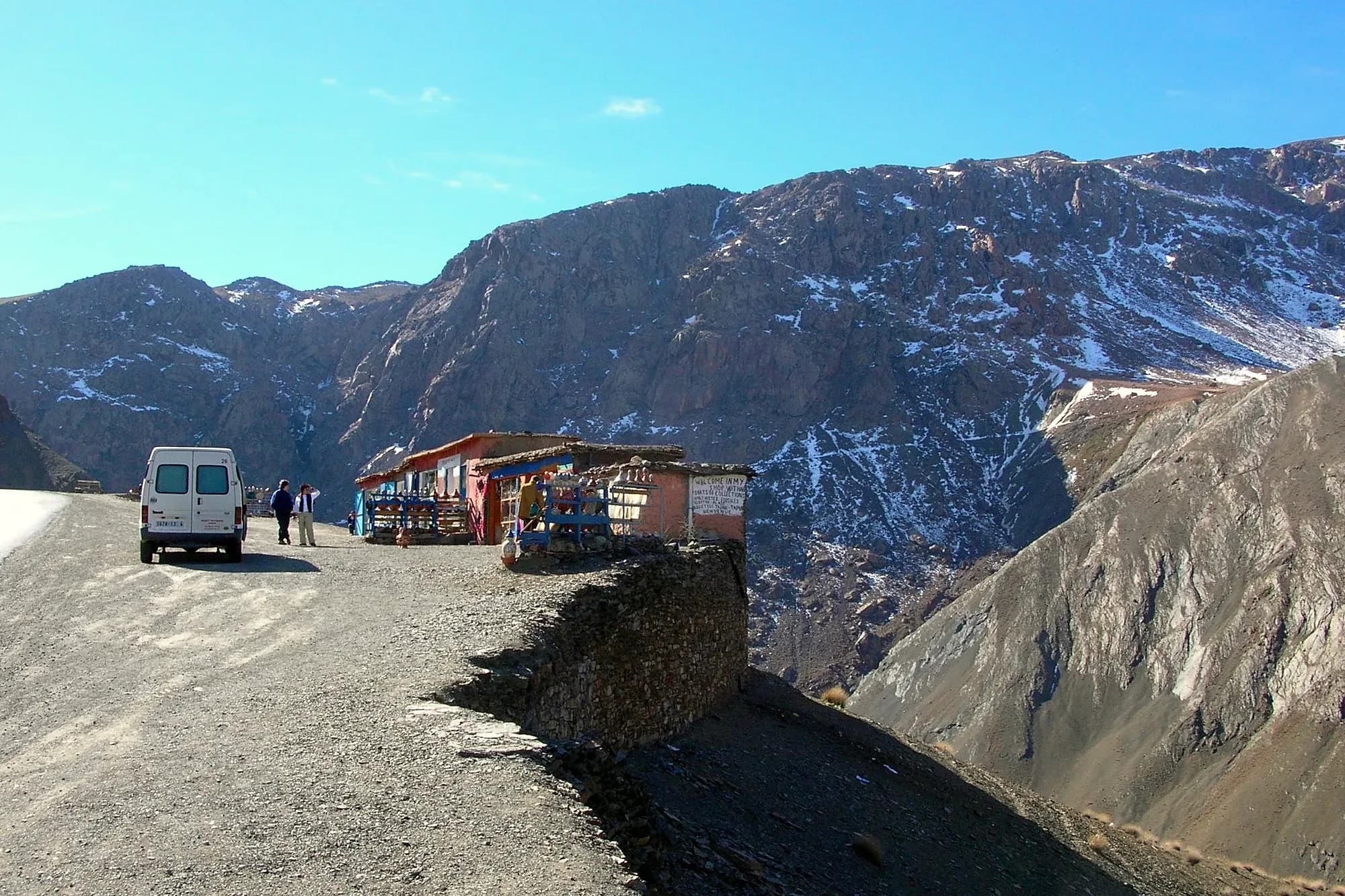 Furgonetas aparcadas en un mirador de montaña del Alto Atlas