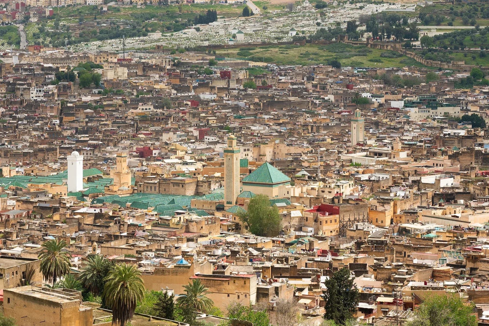 Tejados de la medina de Fez el Bali desde lo alto, con las cubiertas verdes de Al Quaraouiyine