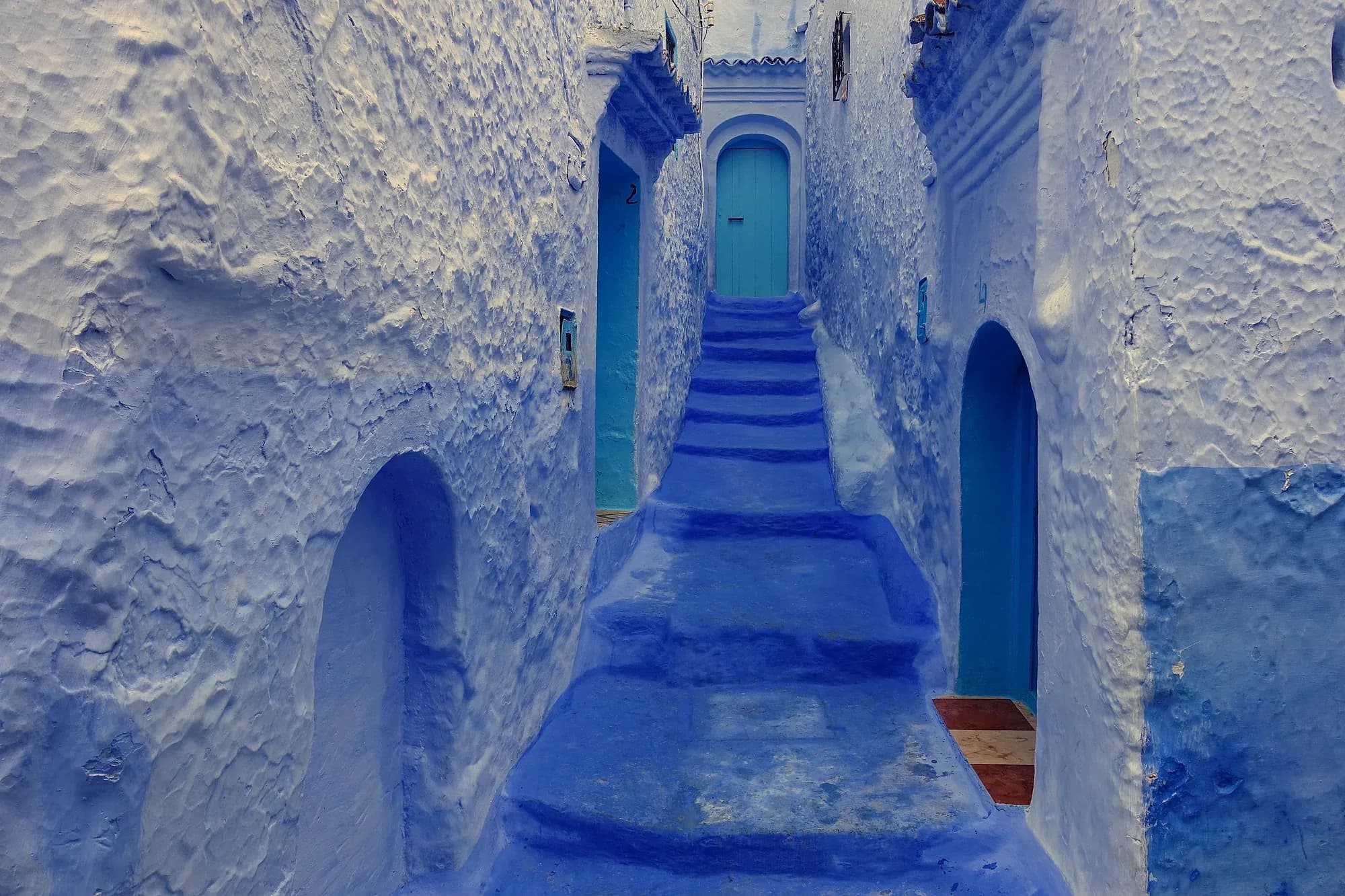 Callejón con escalones pintados de azul en la medina de Chefchaouen