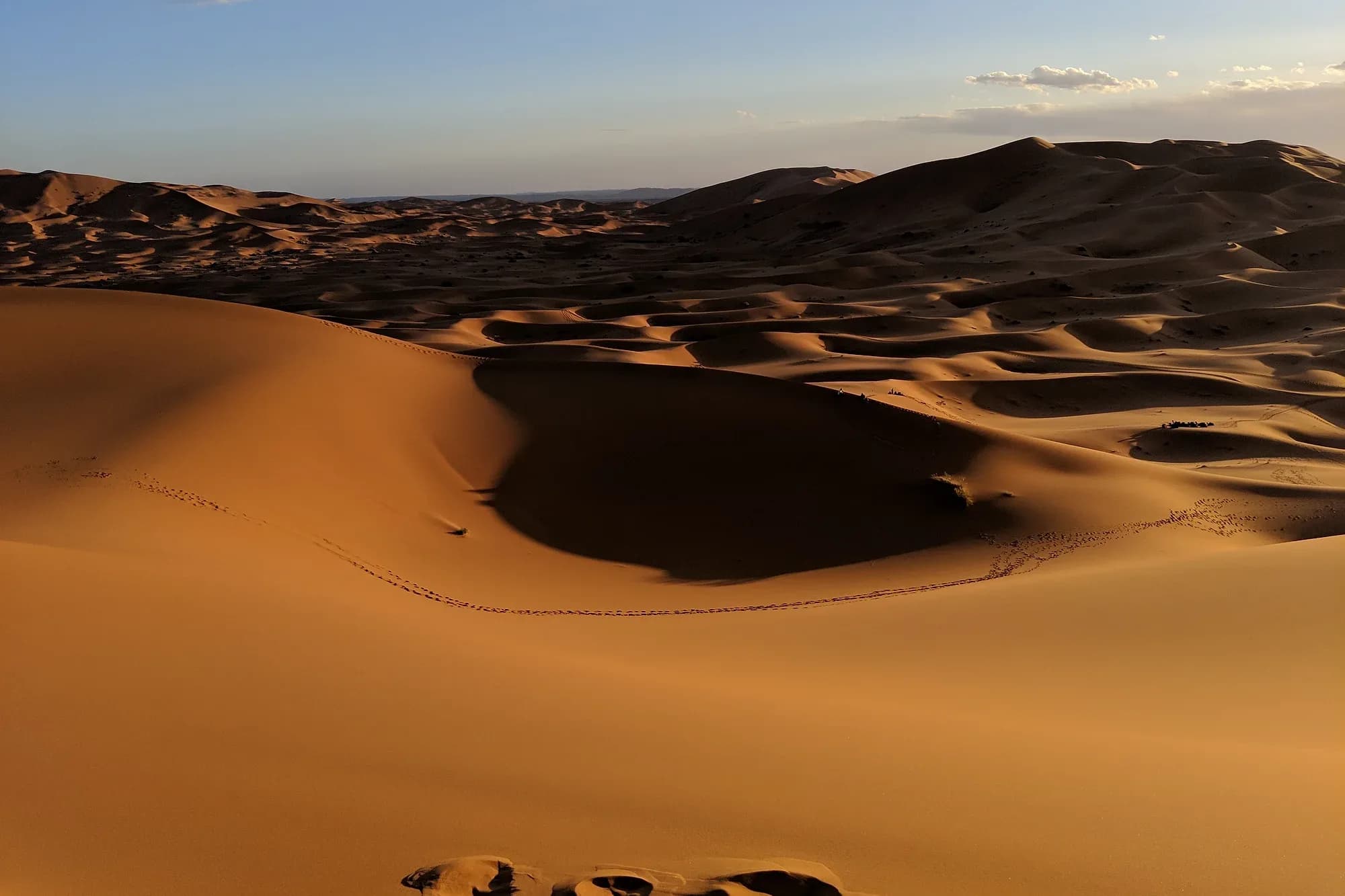 Dunas del Sahara en Erg Chebbi cerca de Hassilabied, con luz lateral antes del atardecer