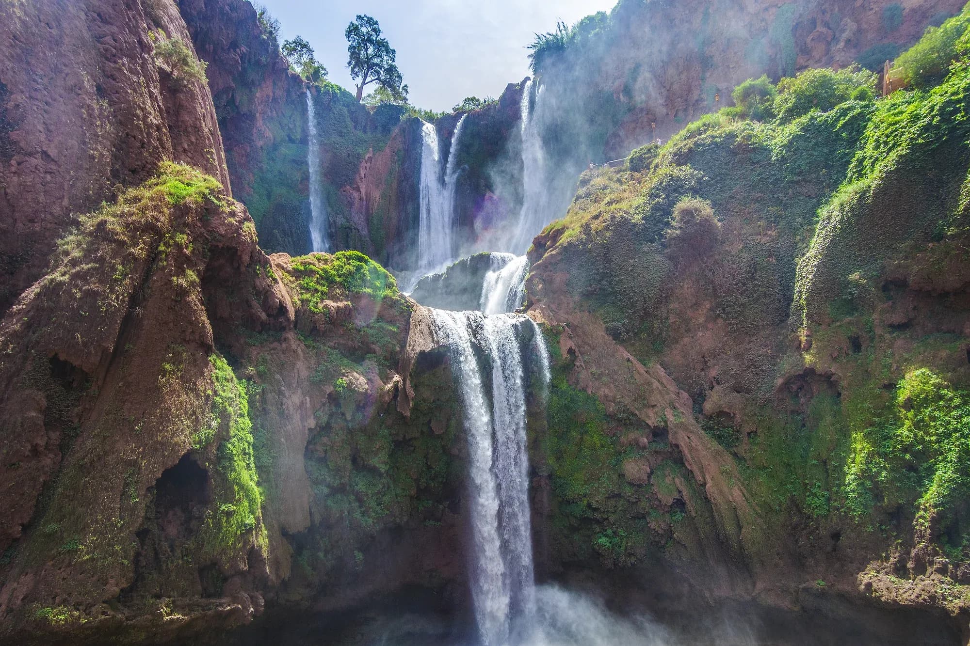 Cascadas de Uzud entre paredes de roca y vegetación, en la provincia de Azilal