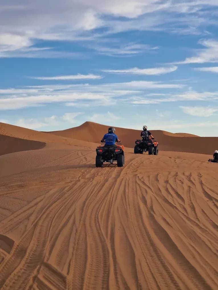 Quads subiendo una duna