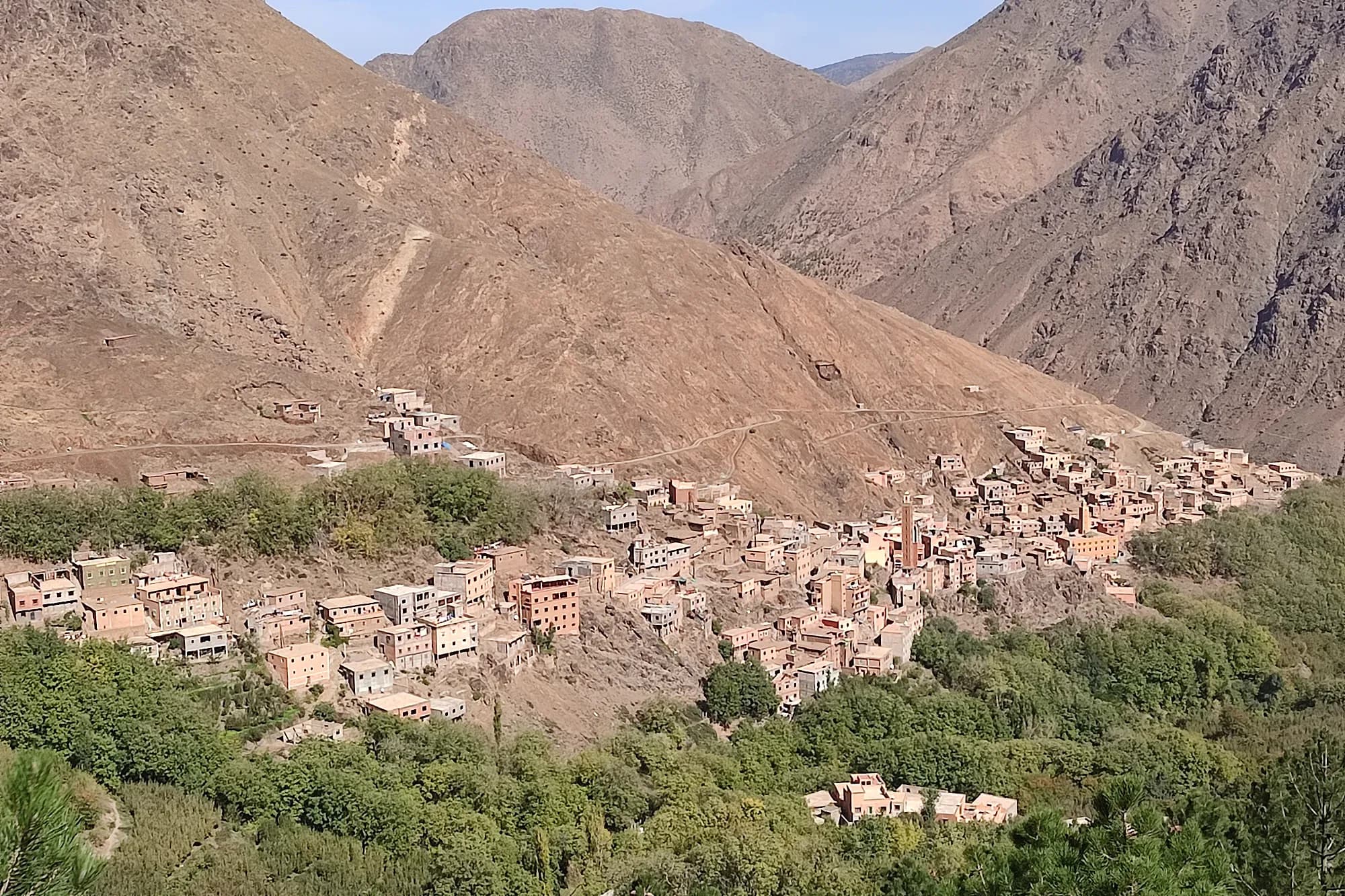 Casas de piedra de Imlil en la ladera de un valle del Alto Atlas, rodeadas de montañas