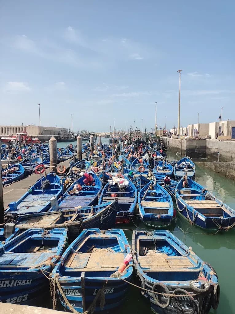 Barcas azules en el puerto de Essaouira
