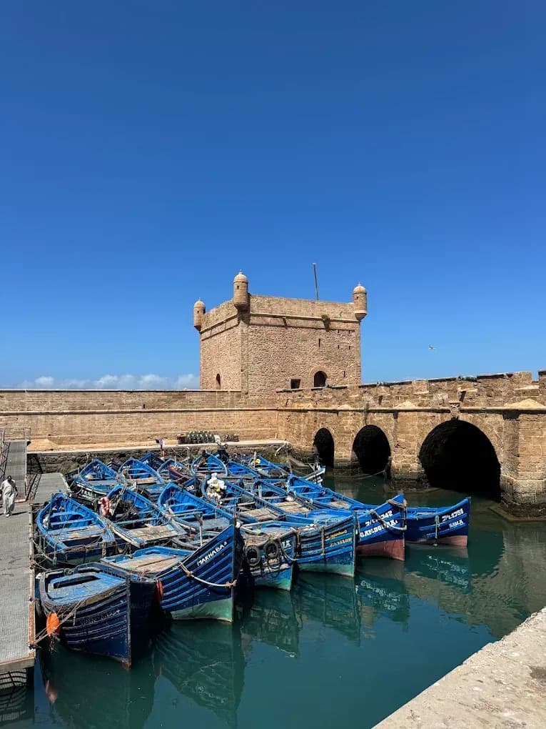 Barcas y la Sqala del puerto de Essaouira