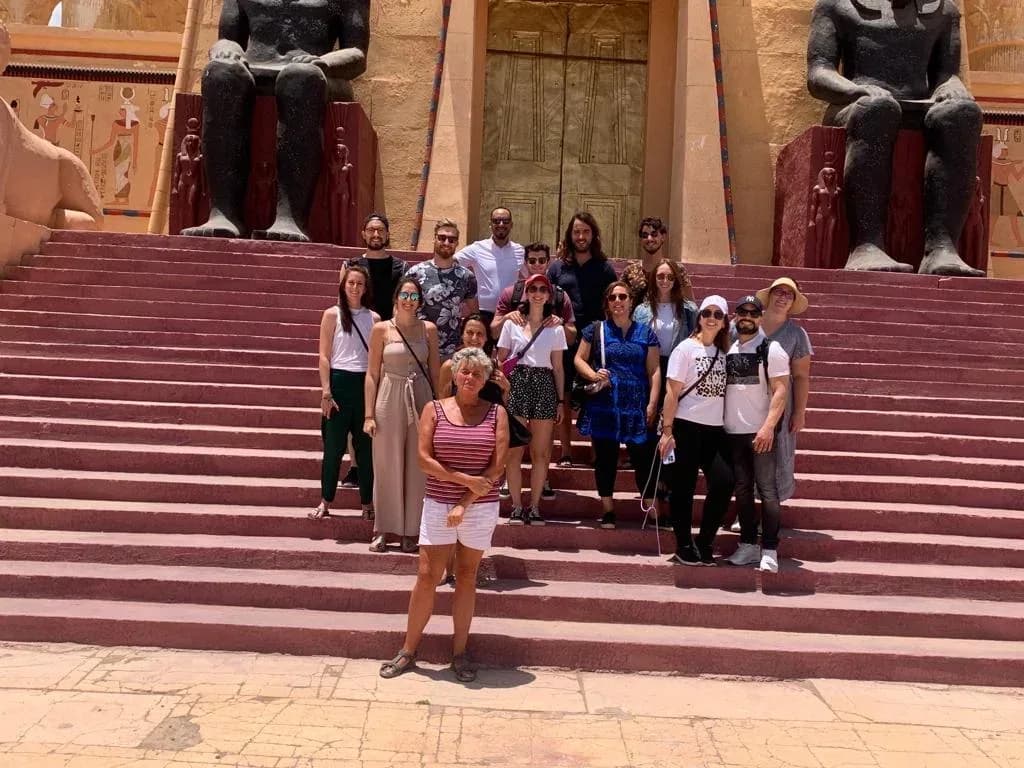 Grupo de viajeros en los estudios de cine de Ouarzazate