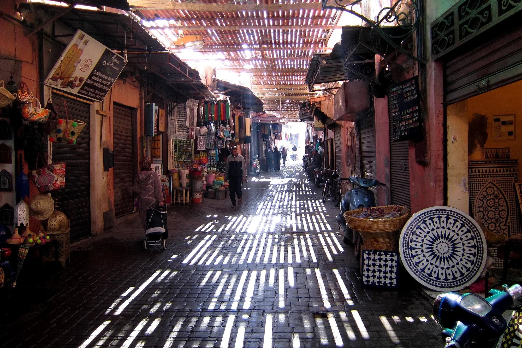 Calle cubierta del zoco de la medina de Marrakech, con luz filtrada por el techo de cañas