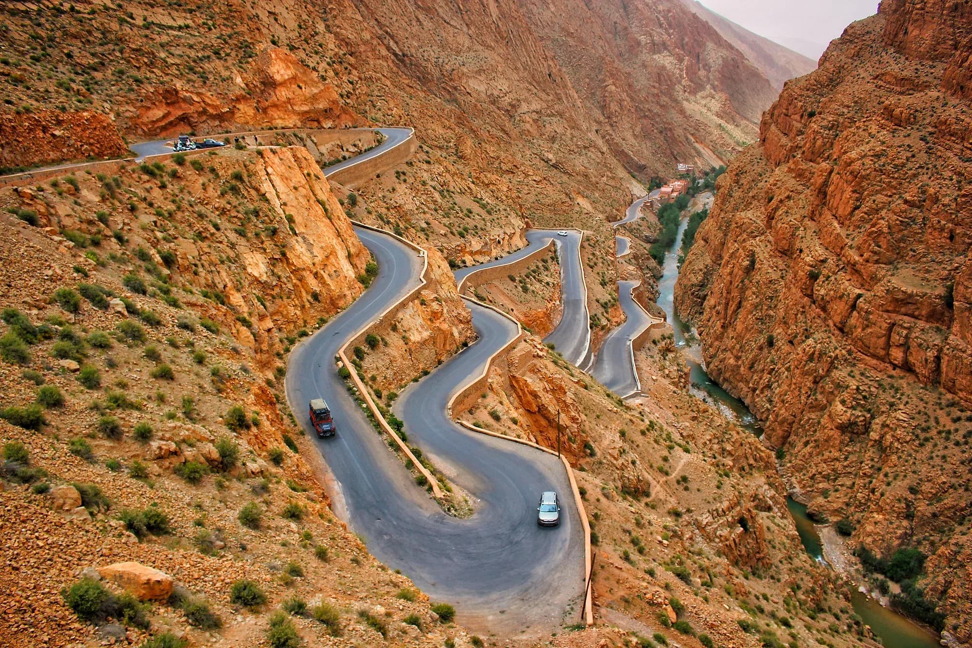 Vehículos subiendo por las curvas de la carretera de las gargantas del Dadès