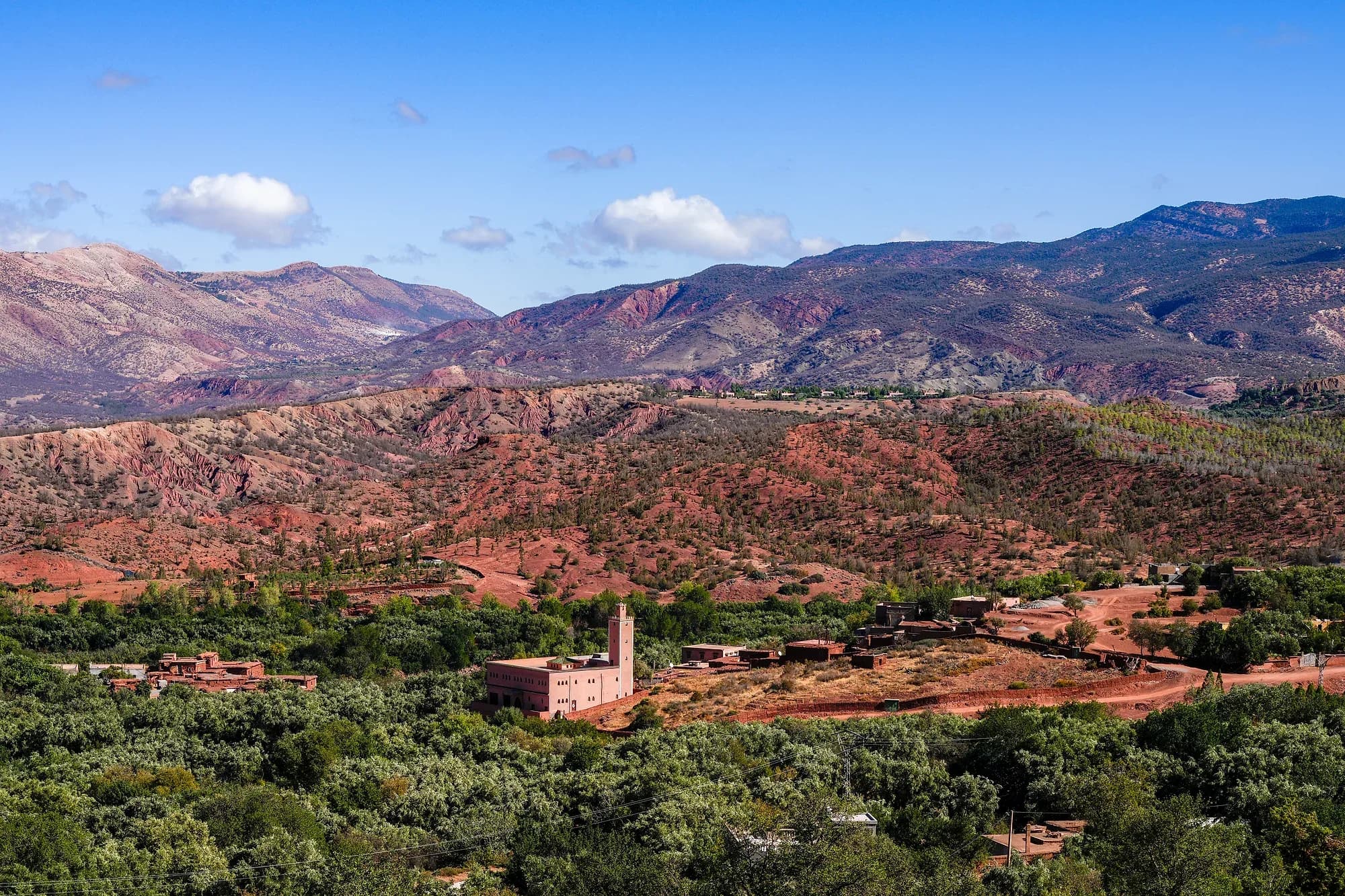 Valle de Ouirgane con un pueblo y su mezquita al pie del Alto Atlas