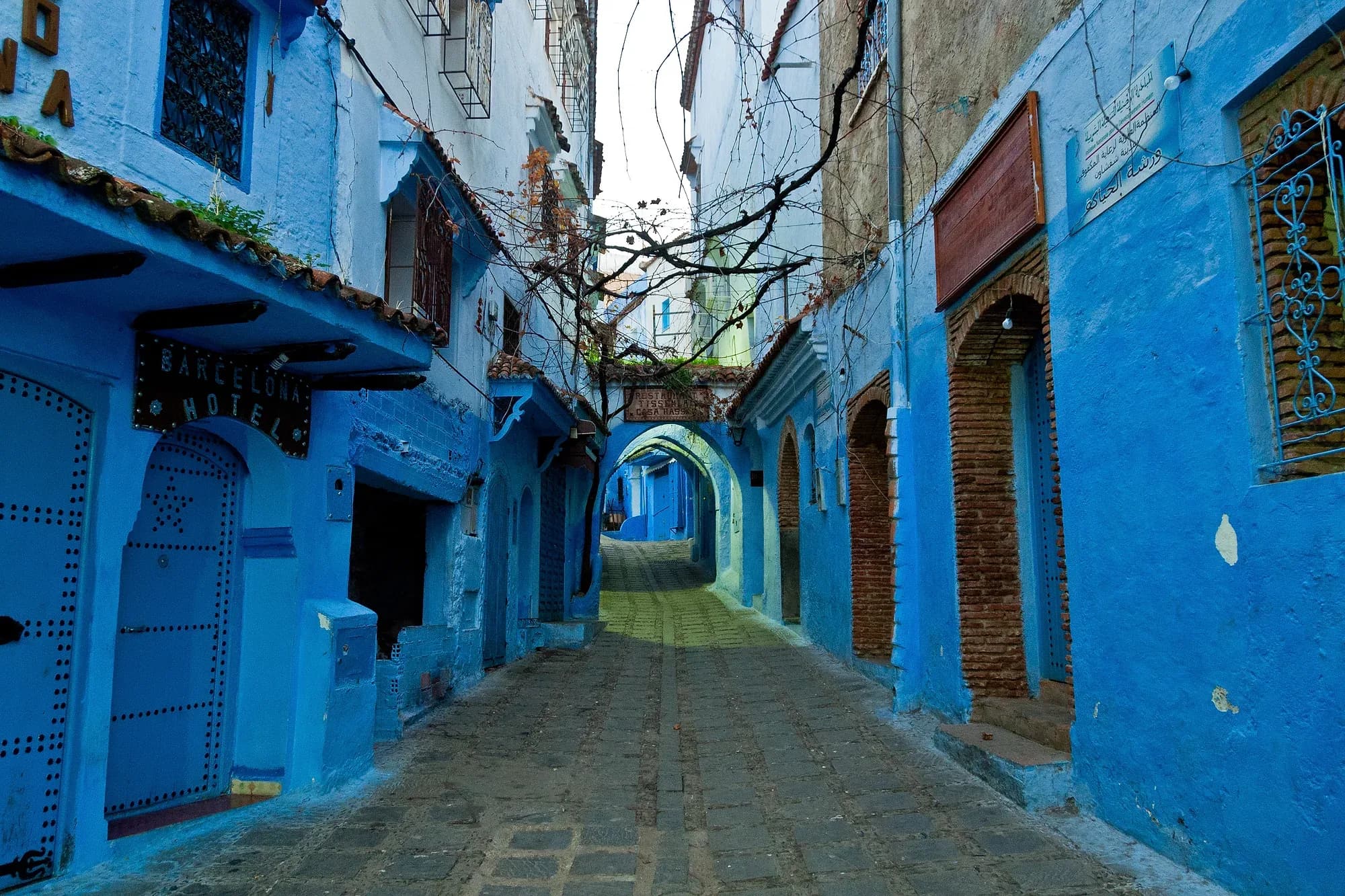 Calle vacía de paredes azules en la medina de Chefchaouen
