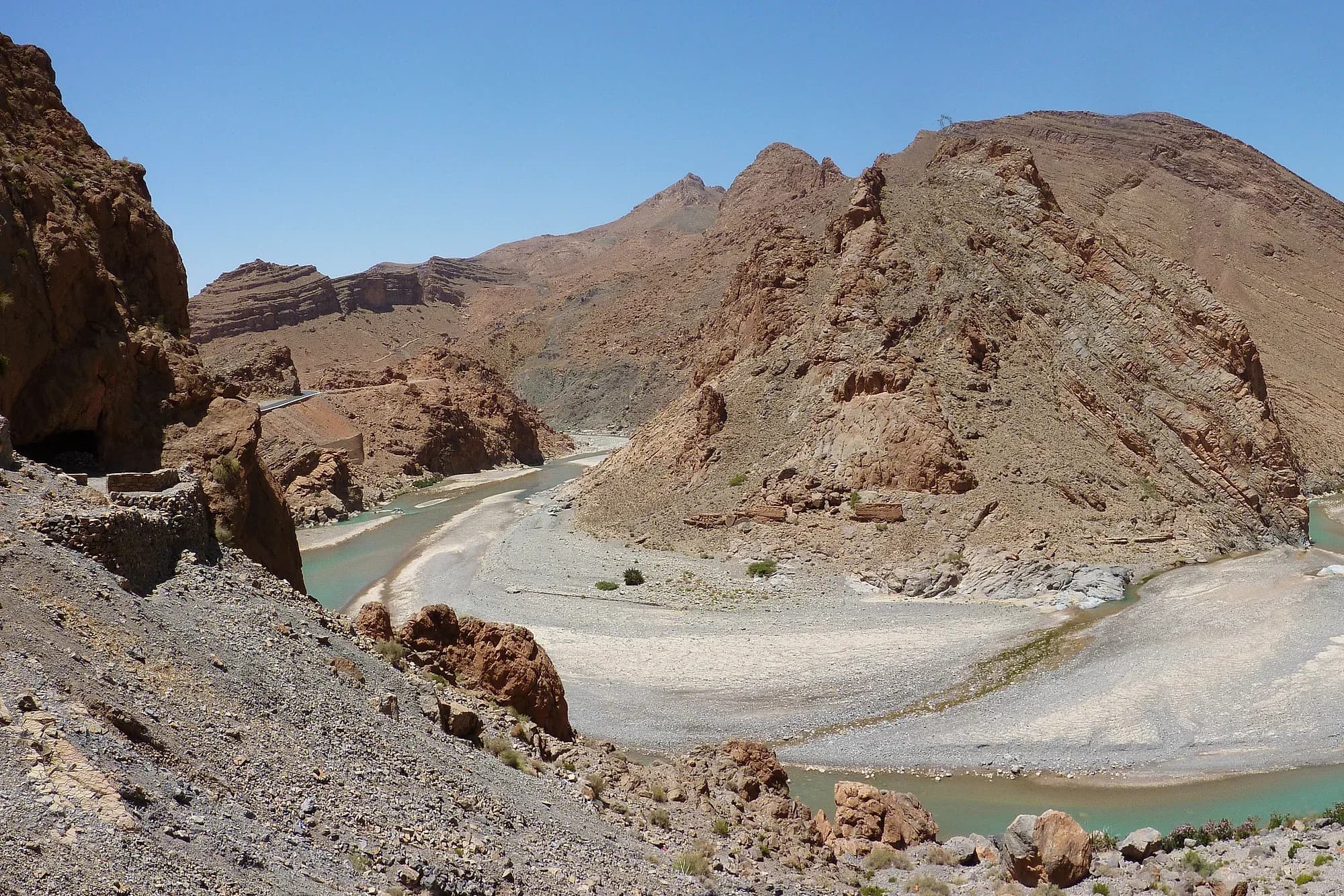 Meandro del río Ziz entre las paredes rocosas de las gargantas del Ziz