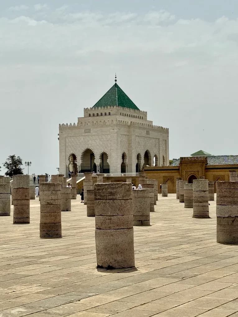 Mausoleo de Mohammed V y columnas de la torre Hassan