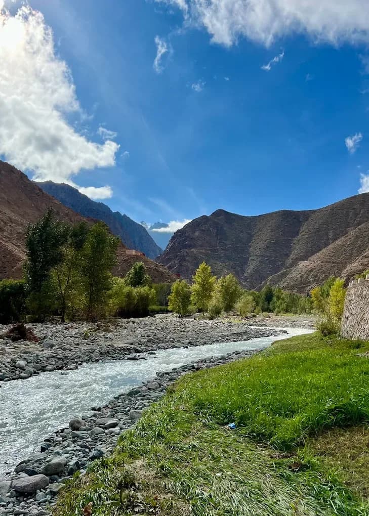 Río de montaña en el valle del Ourika